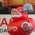 130424_Roter Rucksack Büro-Ente mit Revag Schild